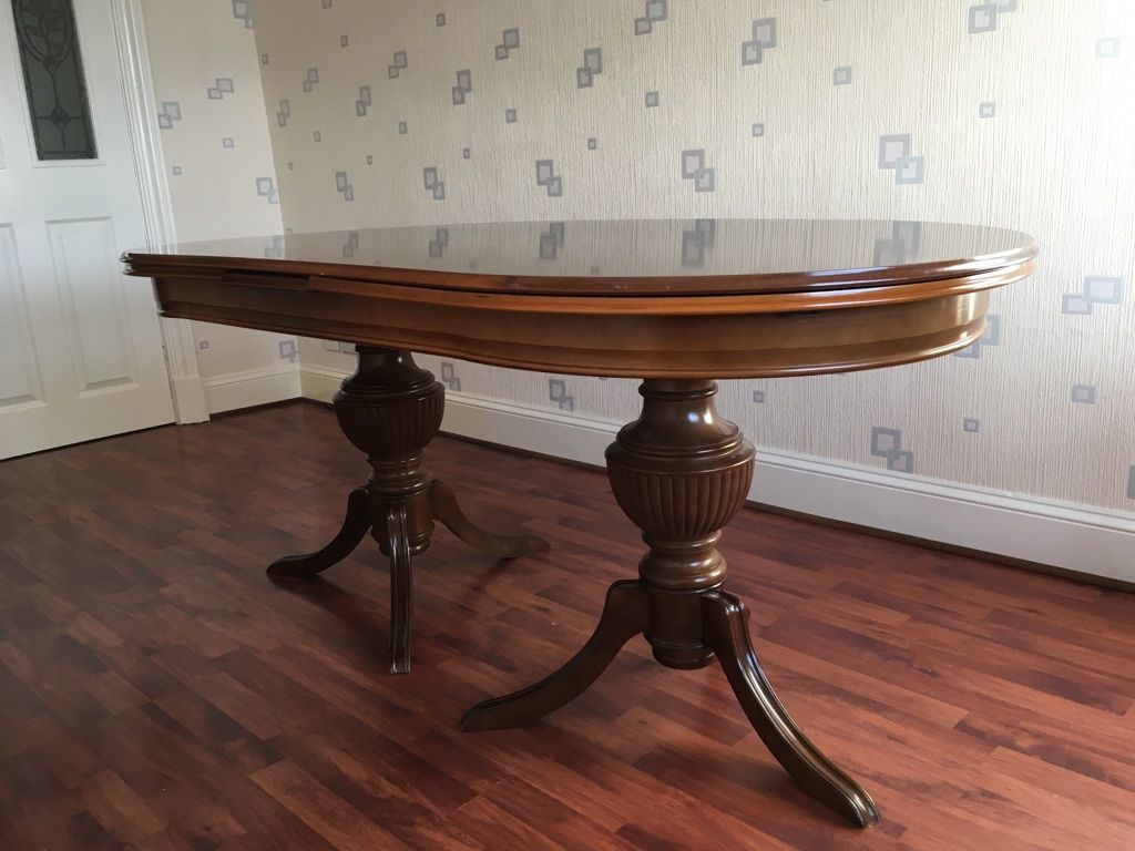 Famous Mahogany Extending Dining Table & 8 Chairs Within Faye Extending Dining Tables (View 9 of 25)