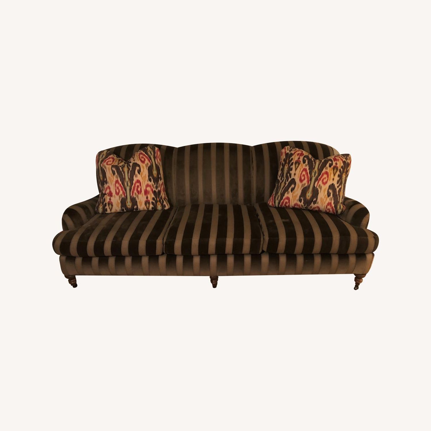 Favorite Traditional Velvet 3 Seater Sofa – Aptdeco Intended For Traditional 3 Seater Sofas (View 8 of 15)